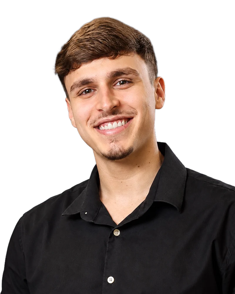 Foto de João Pedro Ferrari sorrindo, de camisa preta